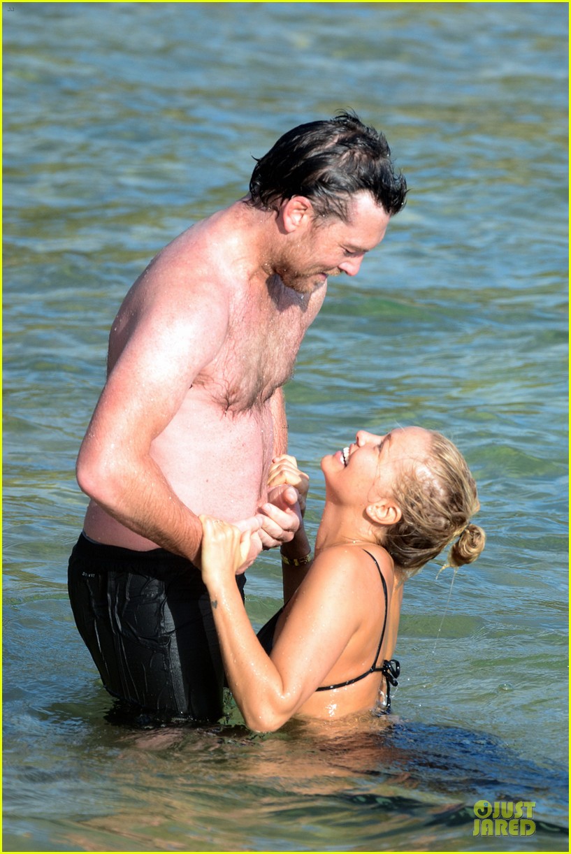 shirtless sam worthington laura bingle beach kissing couple 282969738