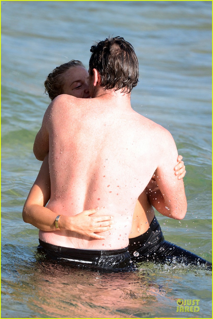 shirtless sam worthington laura bingle beach kissing couple 30