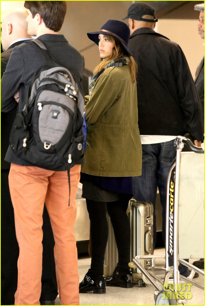 jessica alba flies home for the holiday 03