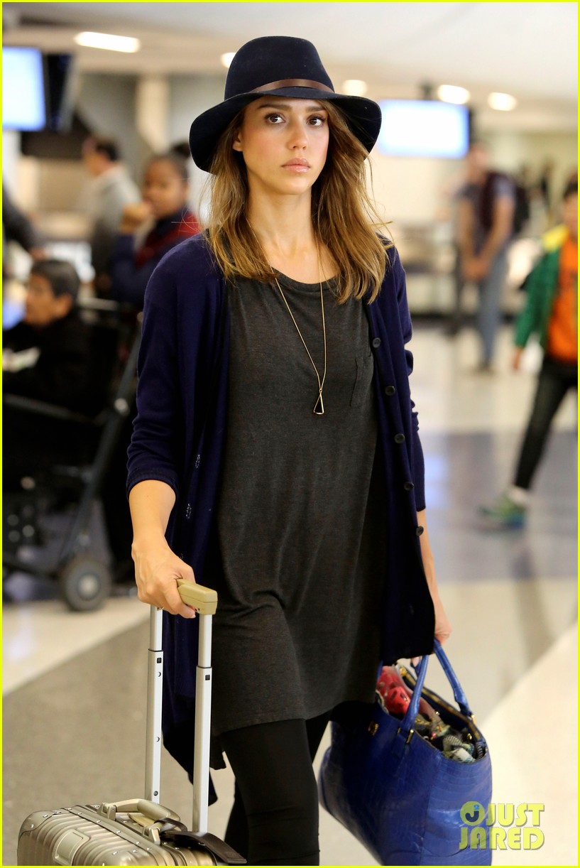 jessica alba flies home for the holiday 063000751
