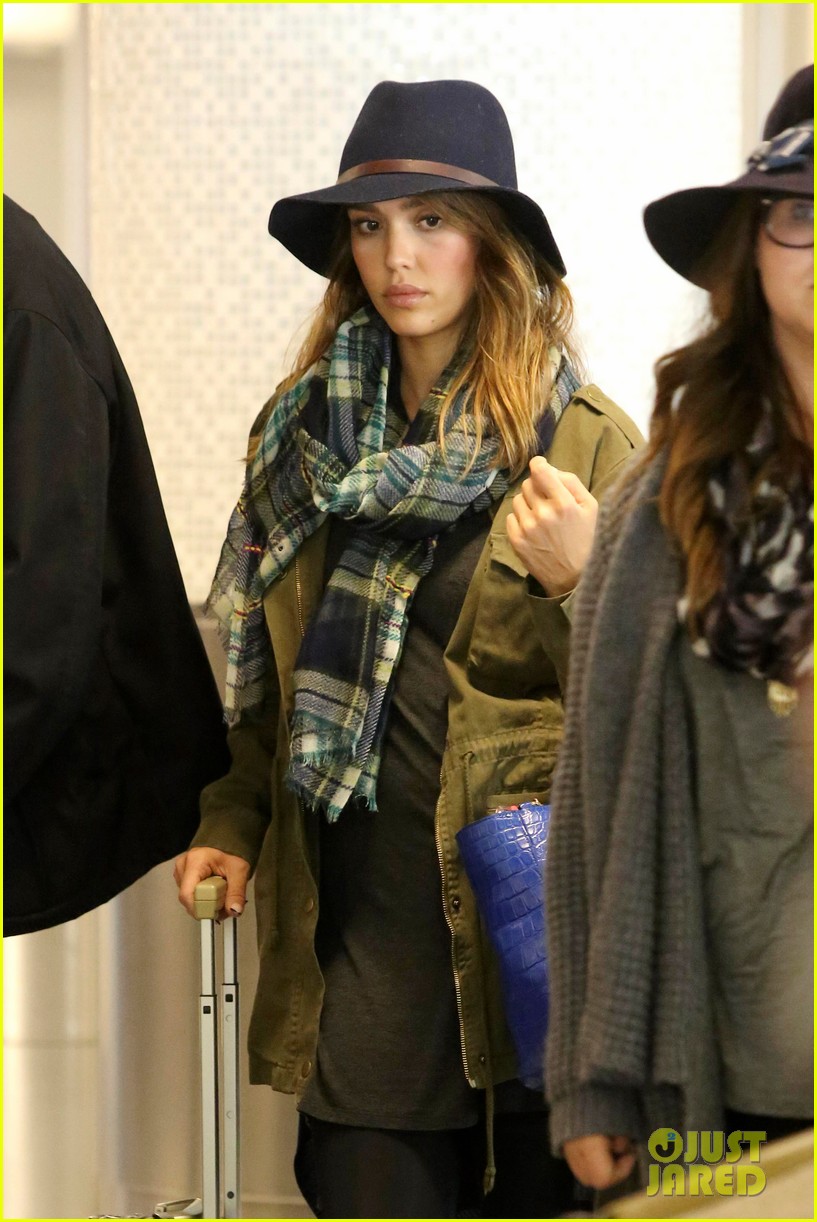 jessica alba flies home for the holiday 233000768