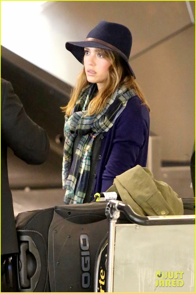 jessica alba flies home for the holiday 25