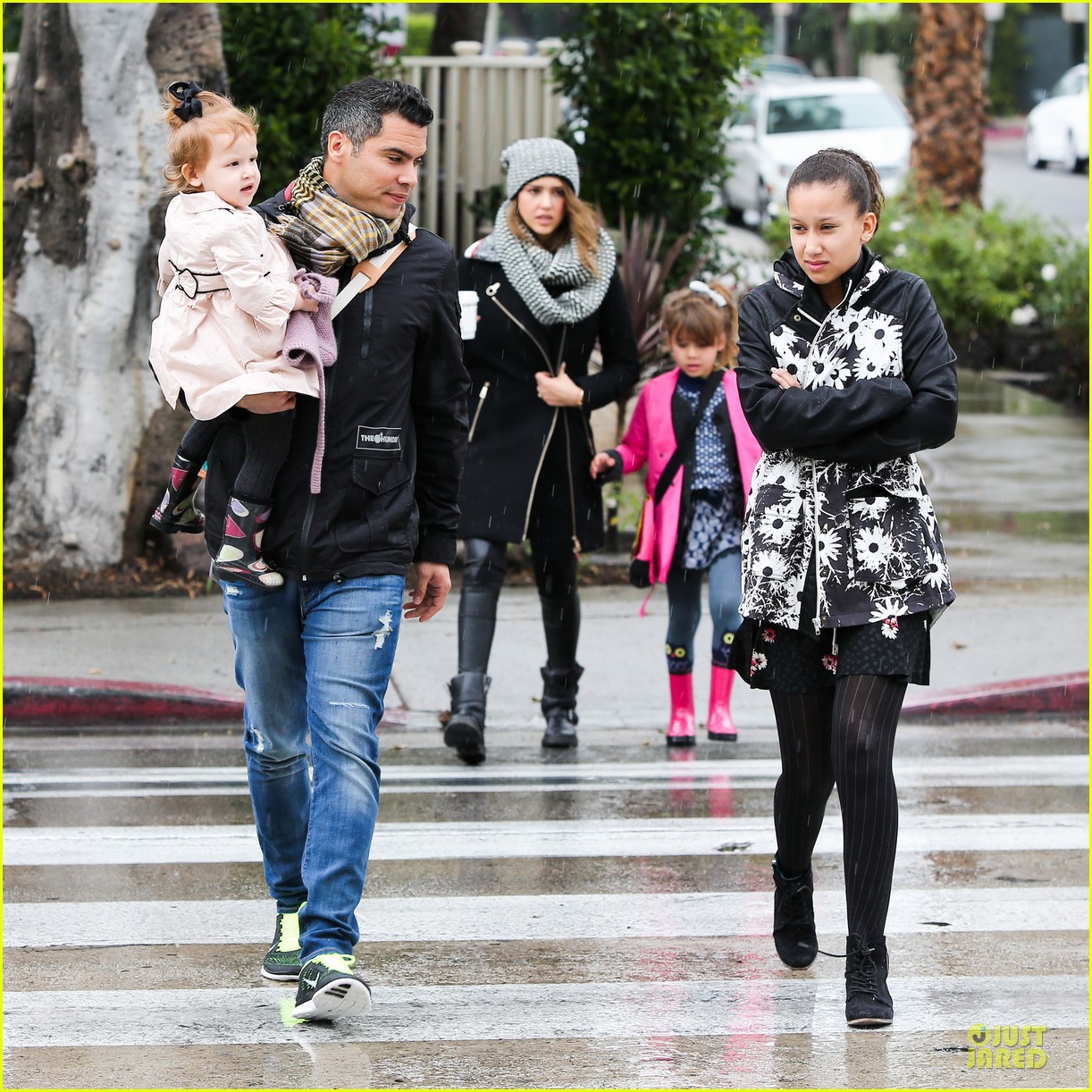 jessica alba cash warren wet family stroll after thanksgiving 113002345