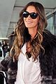 kate beckinsale lands in london after lacma gala 06