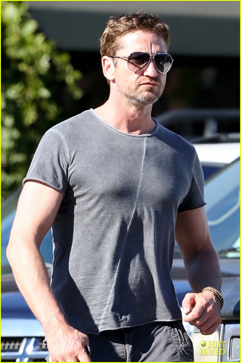 gerard butler i cried thinking acting would never happen 042988603