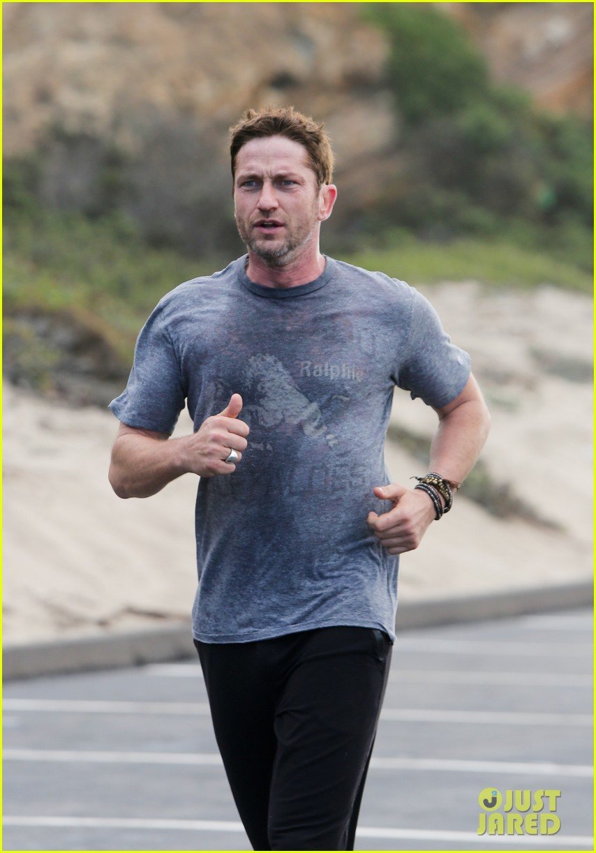 gerard butler works up a sweat for morning run 02