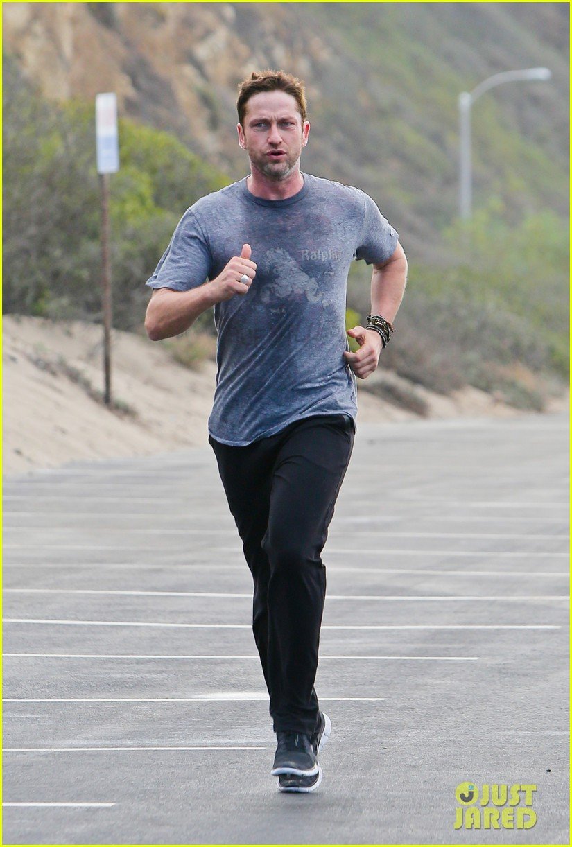 gerard butler works up a sweat for morning run 032997392