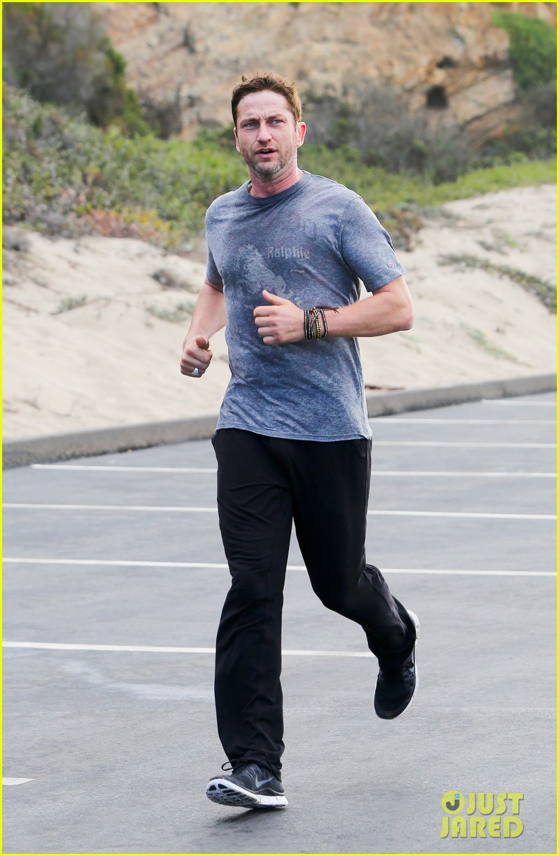 gerard butler works up a sweat for morning run 042997393