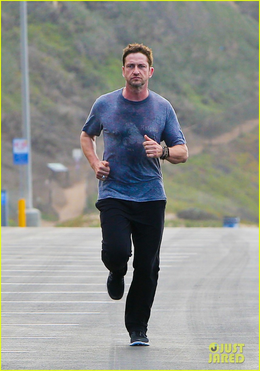 gerard butler works up a sweat for morning run 062997395