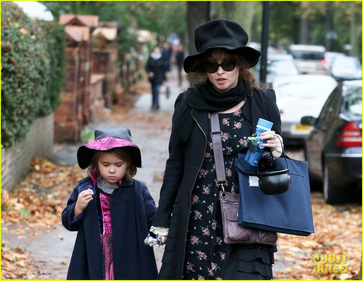 helena bonham carter trick or treats with daughter nell 04