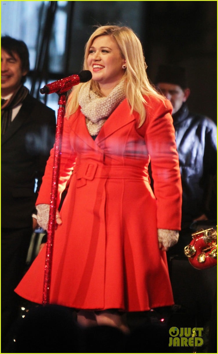 pregnant kelly clarkson is wrapped in red for christmas taping 05