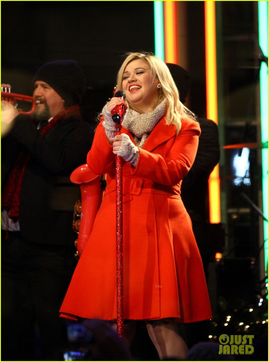 pregnant kelly clarkson is wrapped in red for christmas taping 06