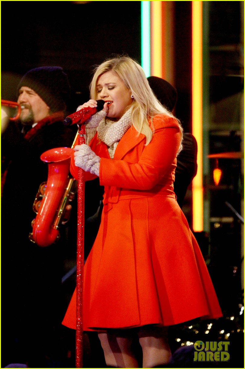 pregnant kelly clarkson is wrapped in red for christmas taping 09