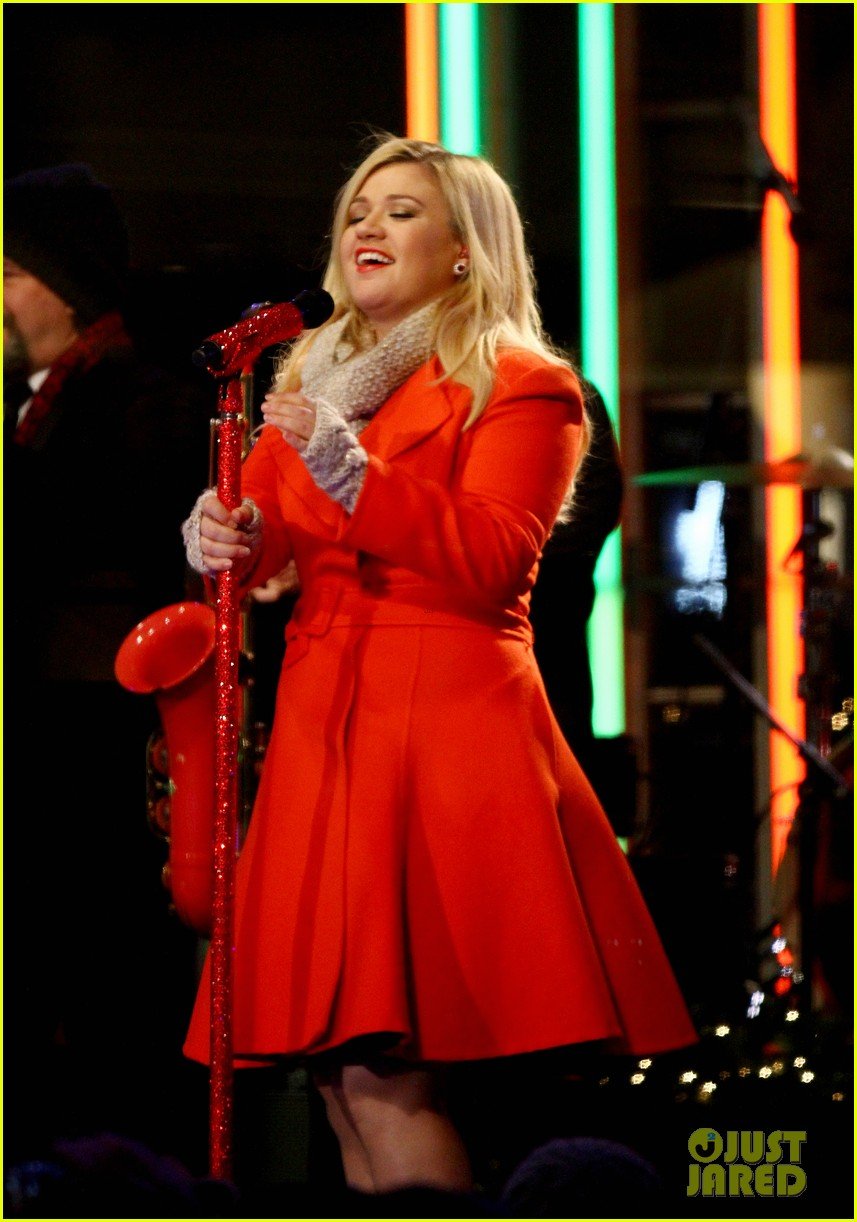 pregnant kelly clarkson is wrapped in red for christmas taping 103001155
