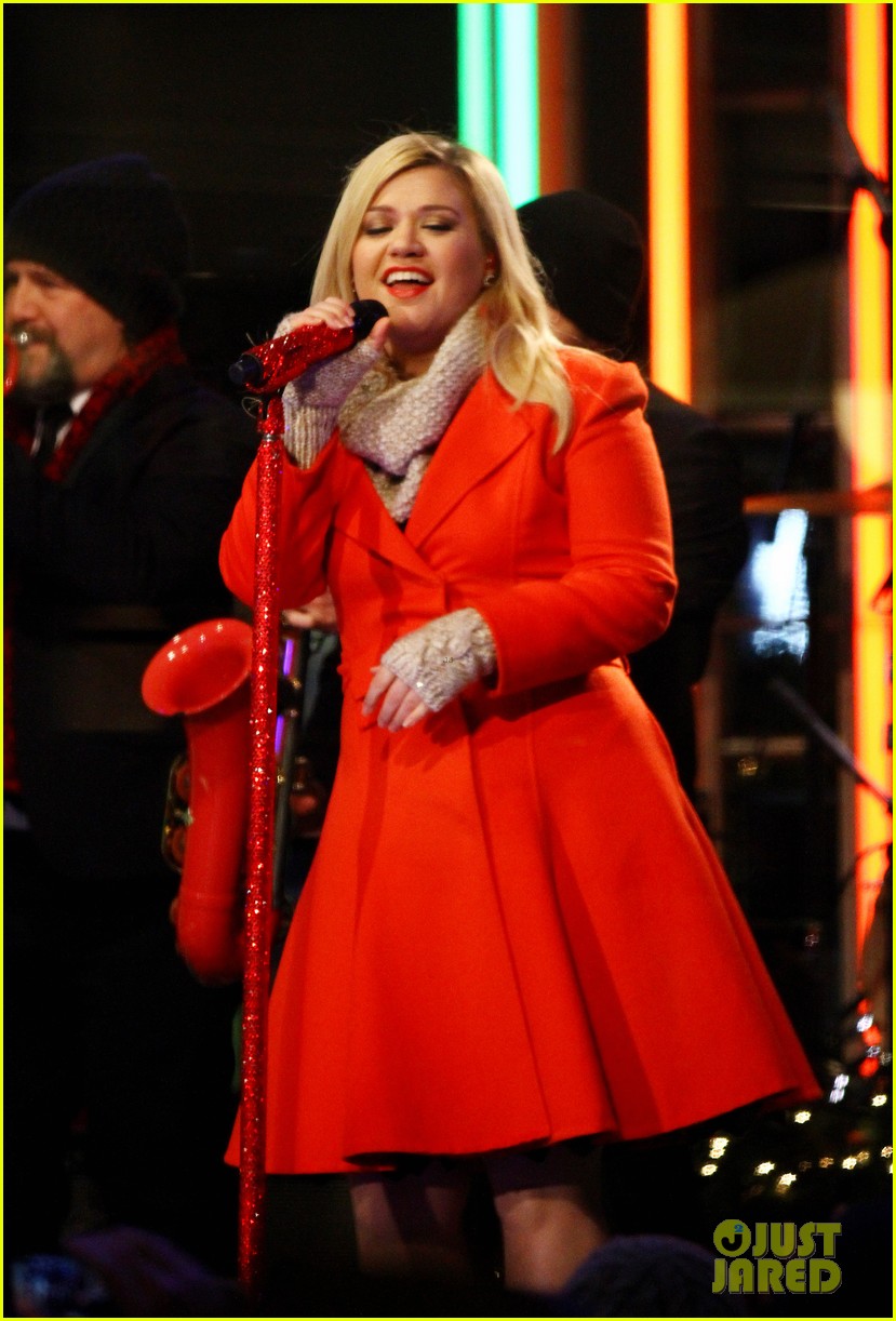 pregnant kelly clarkson is wrapped in red for christmas taping 12