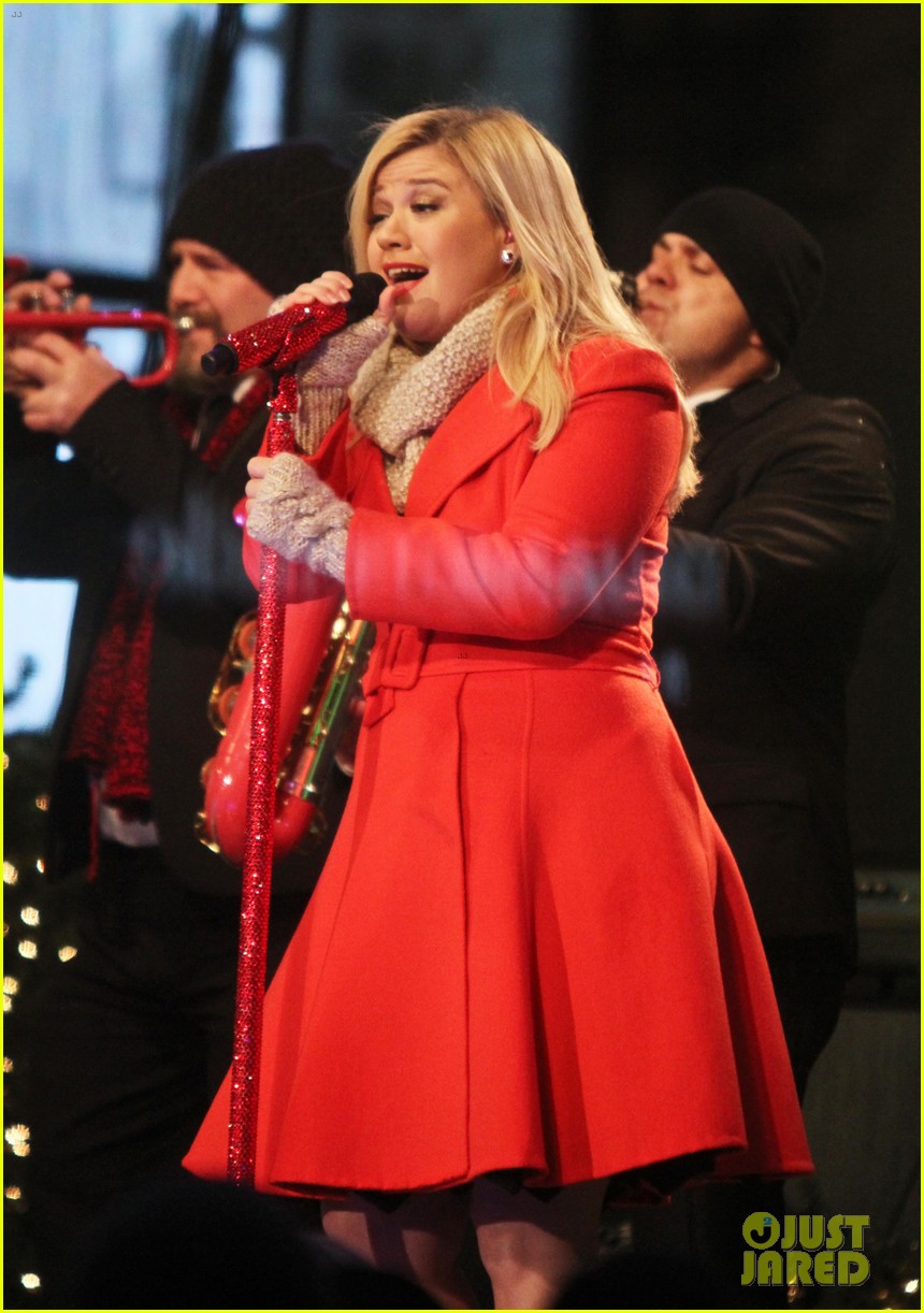 pregnant kelly clarkson is wrapped in red for christmas taping 243001169