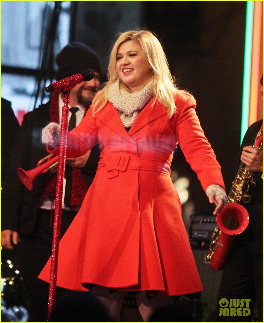pregnant kelly clarkson is wrapped in red for christmas taping 253001170