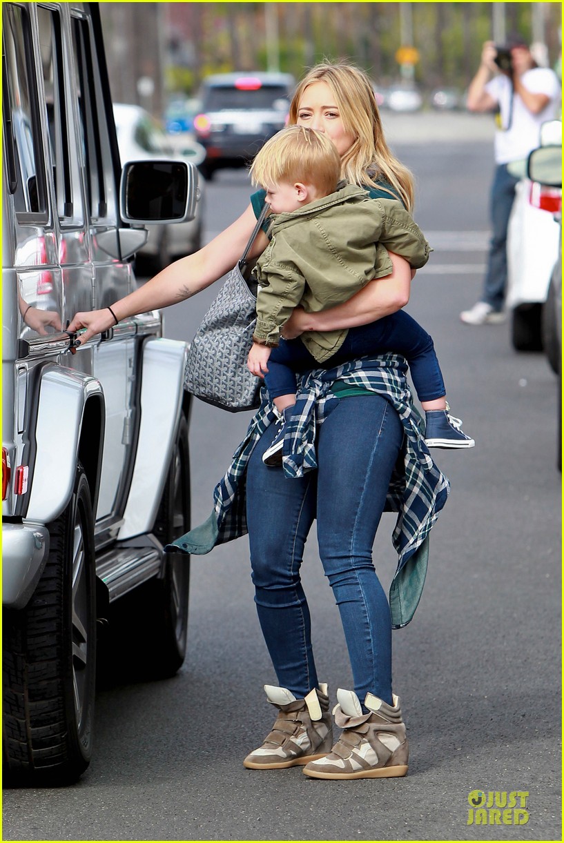hilary duff breakast shopping with luca 112998537