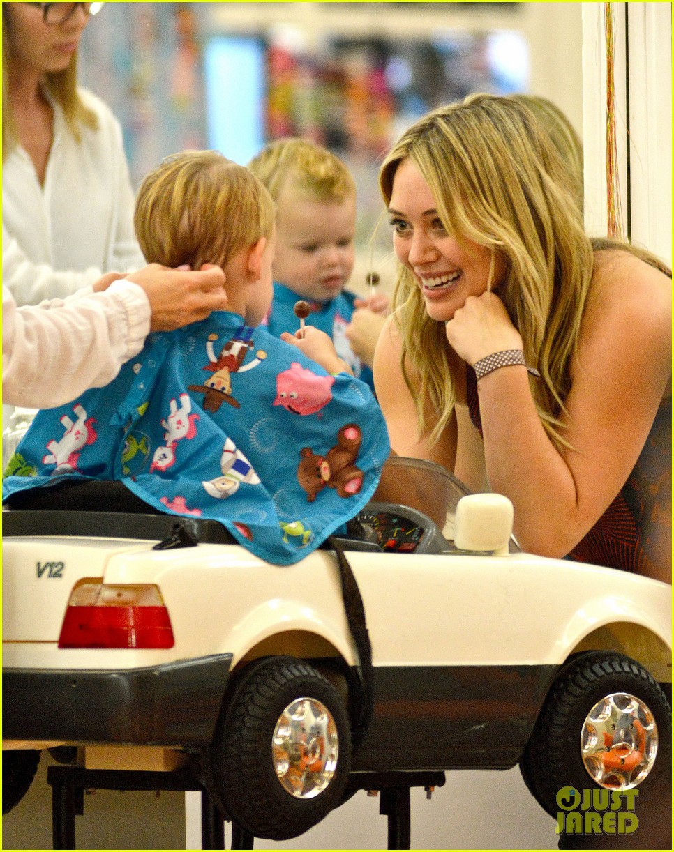 hilary duff mike comrie take luca to get his hair cut 023001608