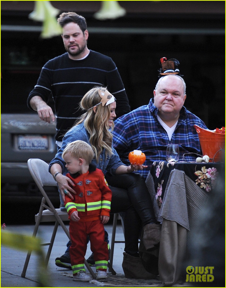 hilary duff mike comrie spent halloween with luca 052984221