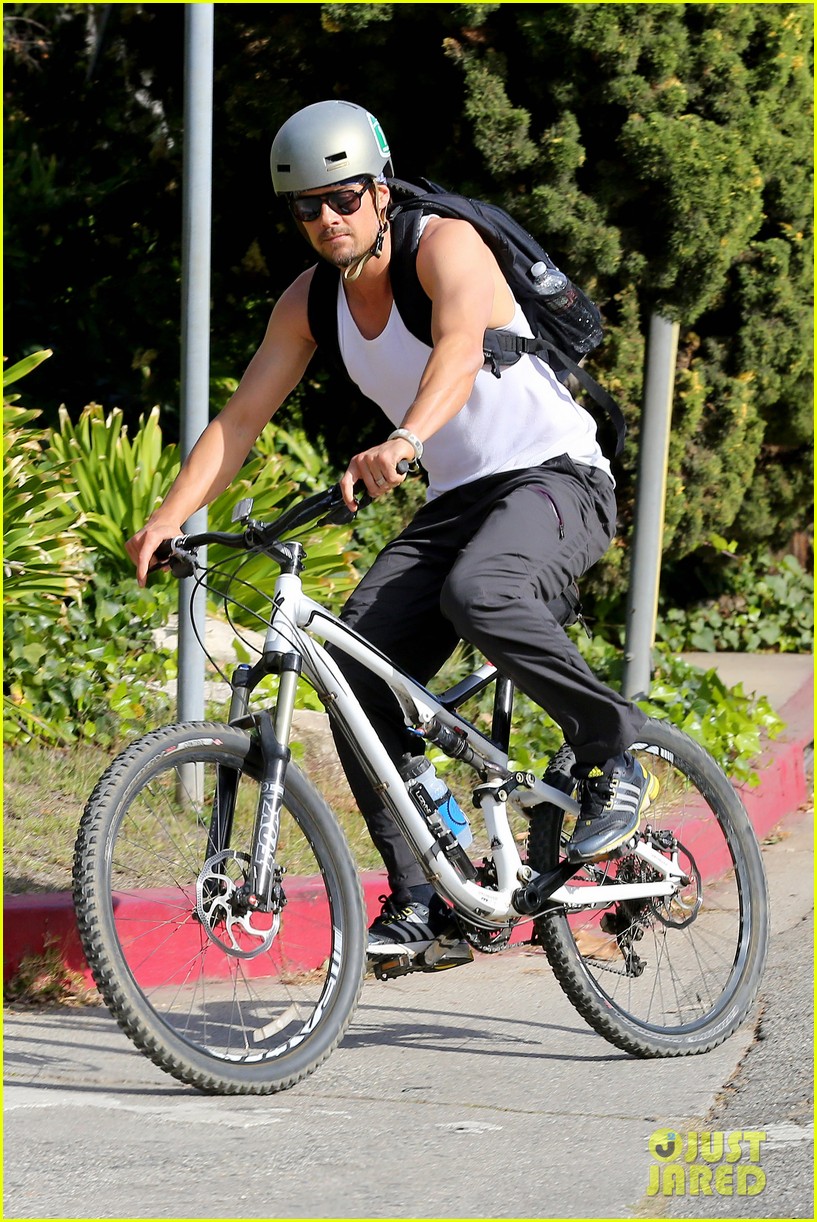josh duhamel bares his biceps in muscle tank on bike ride 143001010