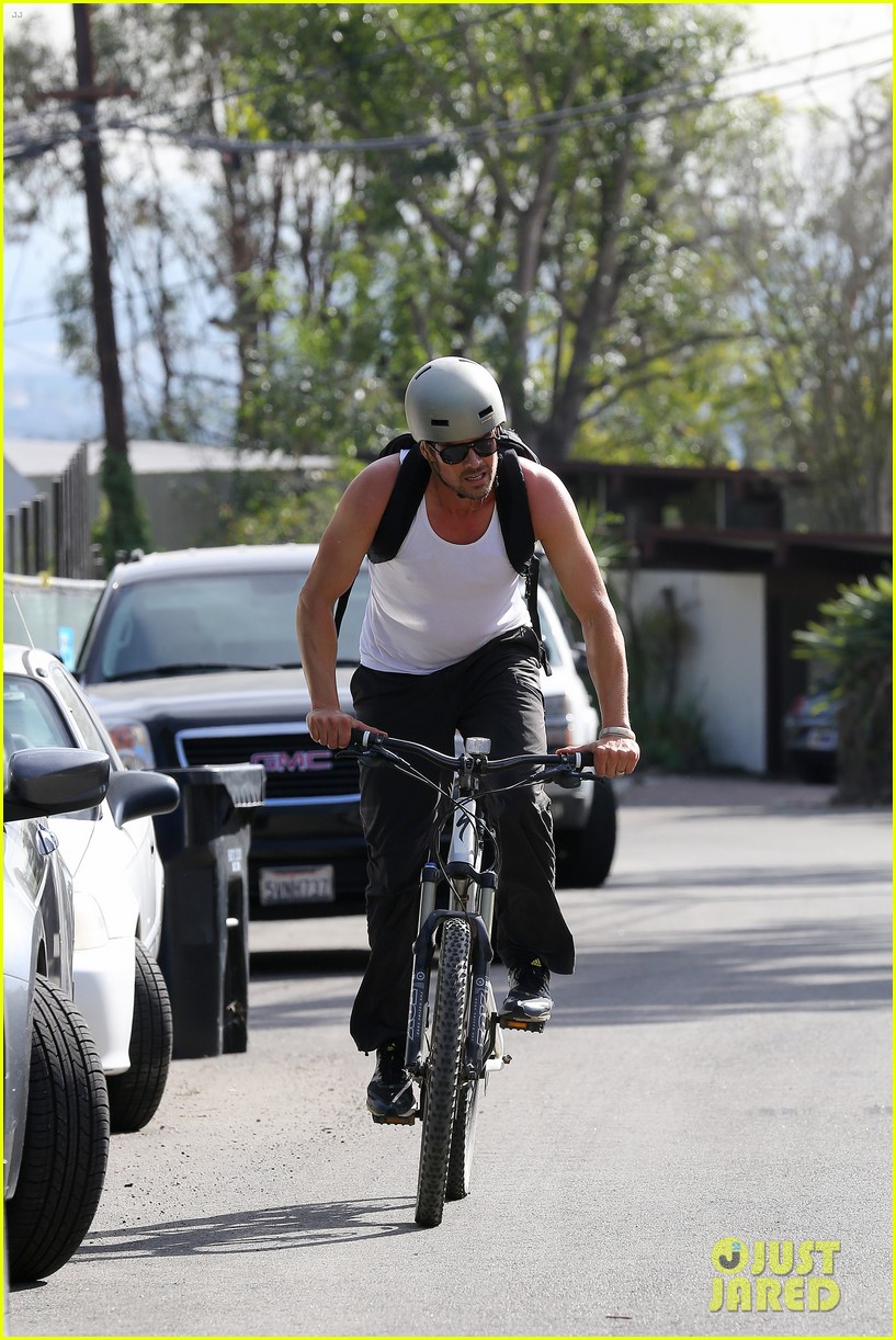 josh duhamel bares his biceps in muscle tank on bike ride 25