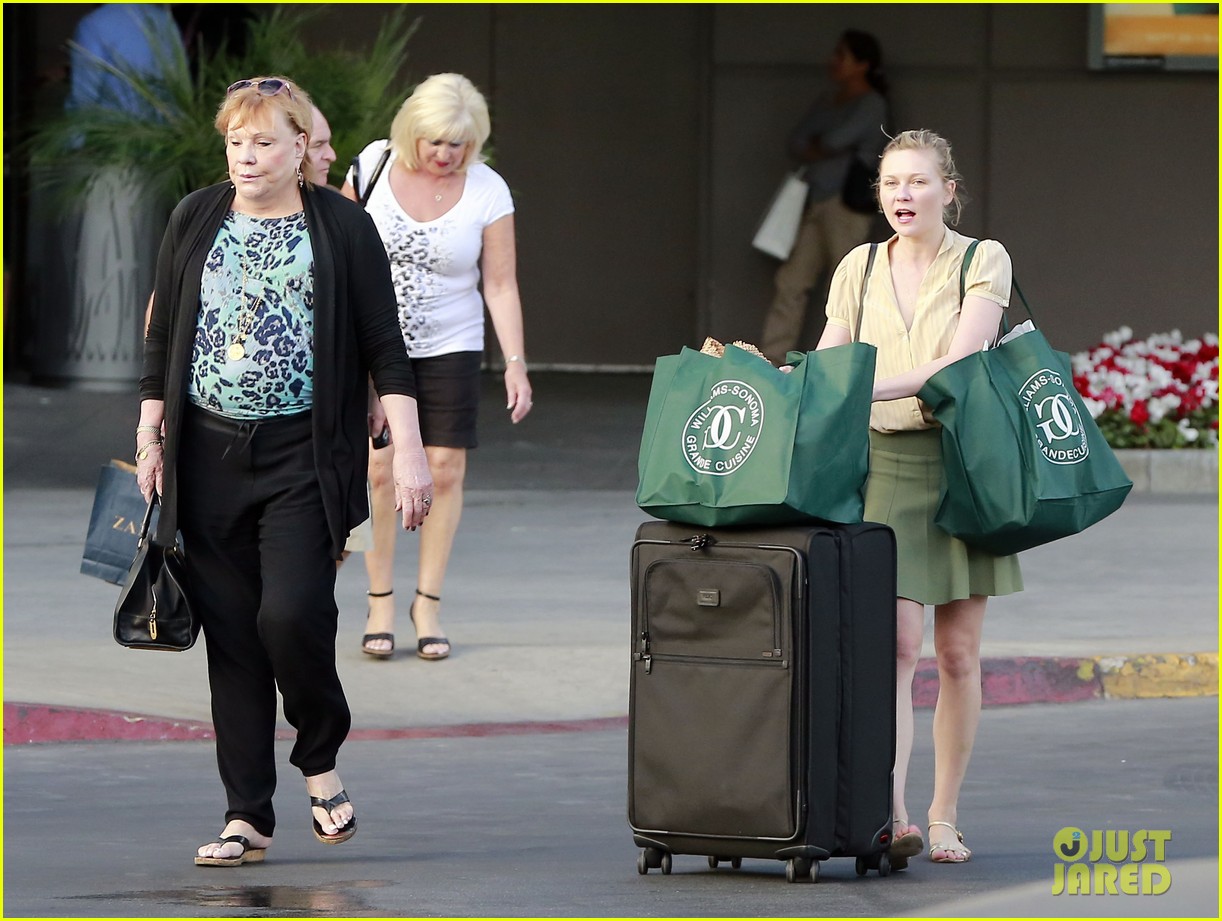 kirsten dunst mall visit with mom 152991590