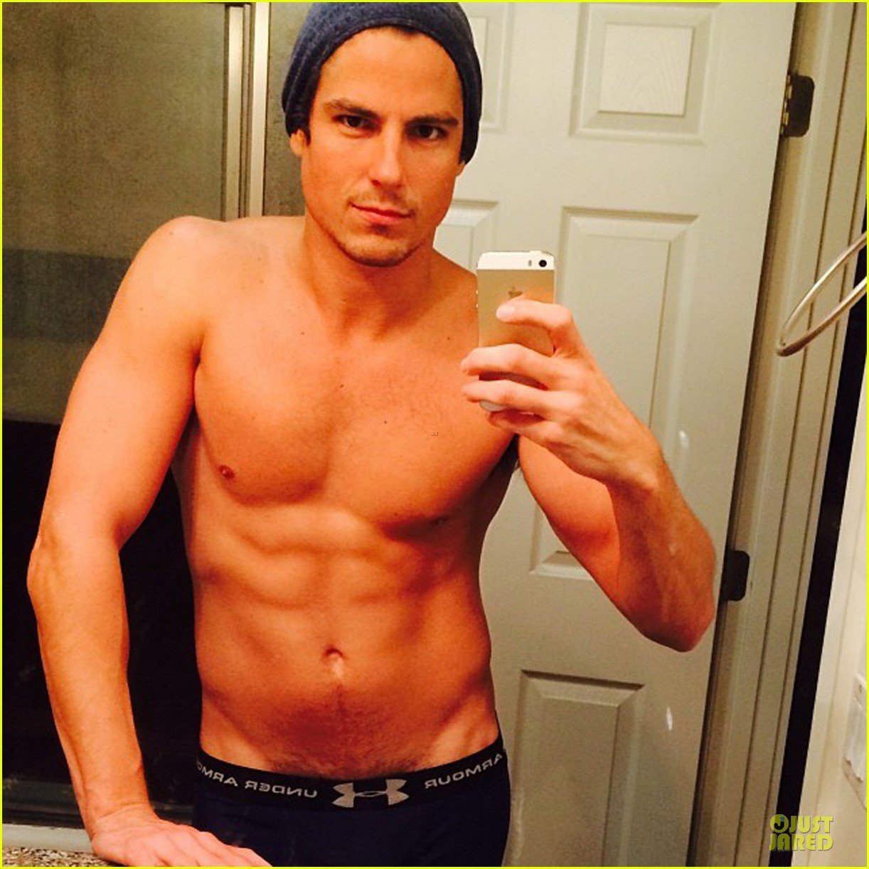 sean faris shirtless back in shape after shoulder surgery 05