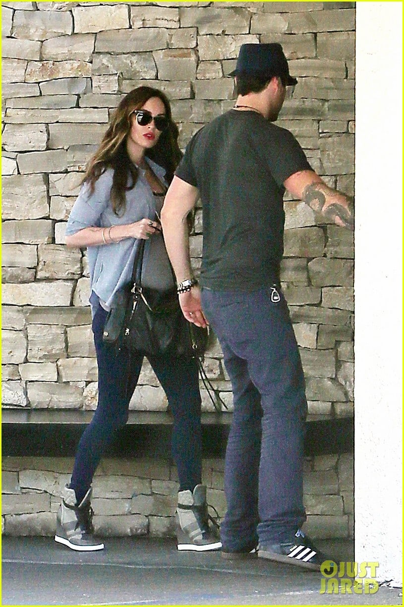 megan fox covers baby bump at lunch with brian austin green 03