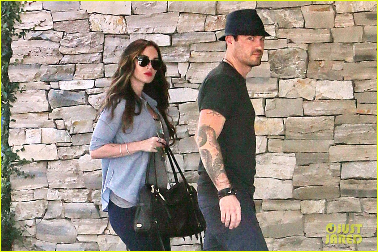 megan fox covers baby bump at lunch with brian austin green 062992001