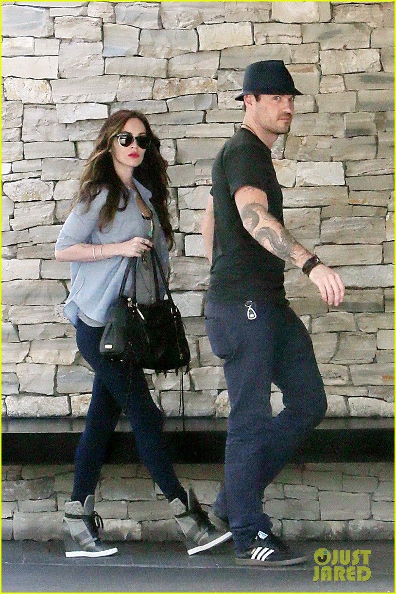 megan fox covers baby bump at lunch with brian austin green 072992002