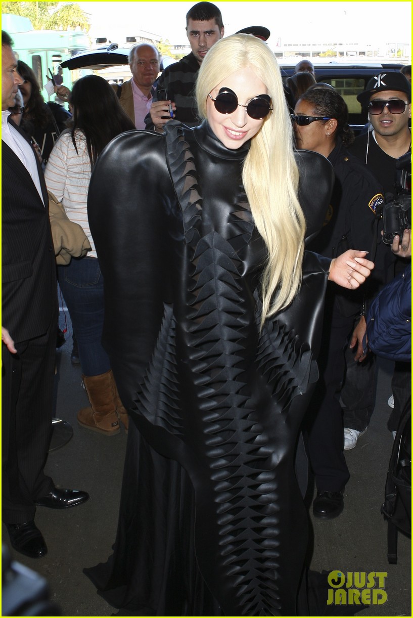 lady gaga catches flight to tokyo after amas 123000084