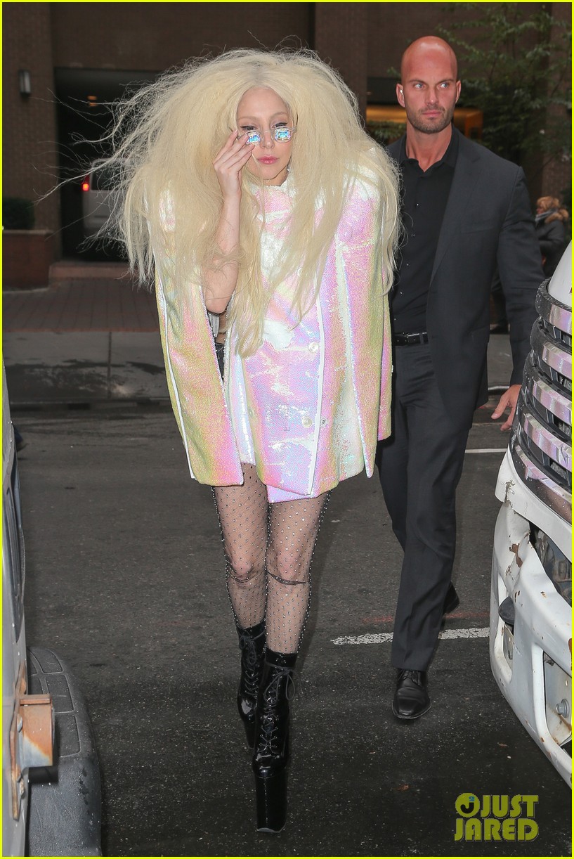 lady gaga warns fans against andy cohens perfume 032991074