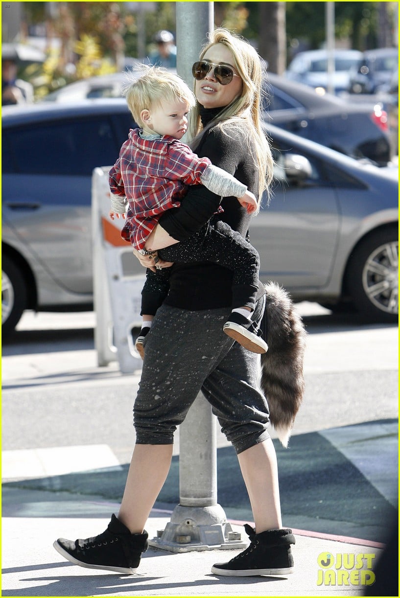 hilary duff mike comrie petting zoo with luca 01