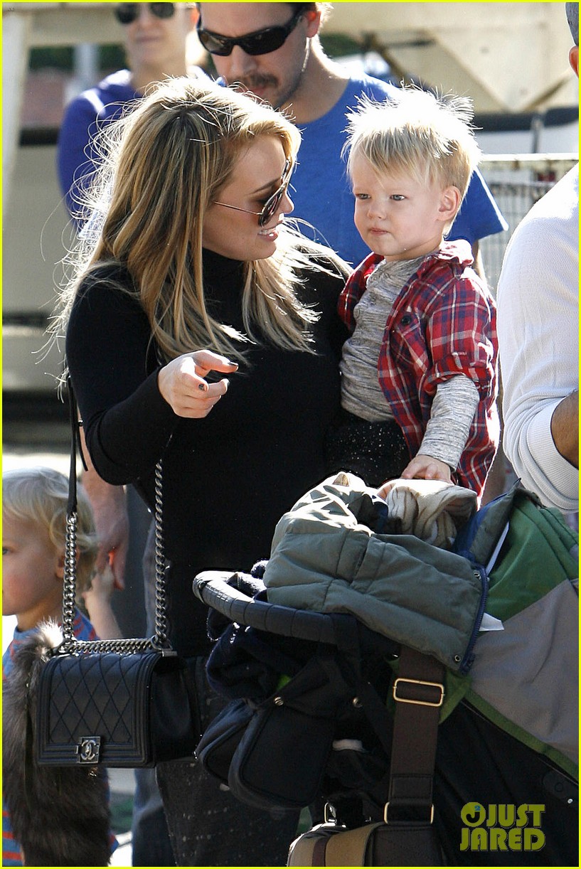 hilary duff mike comrie petting zoo with luca 132999129