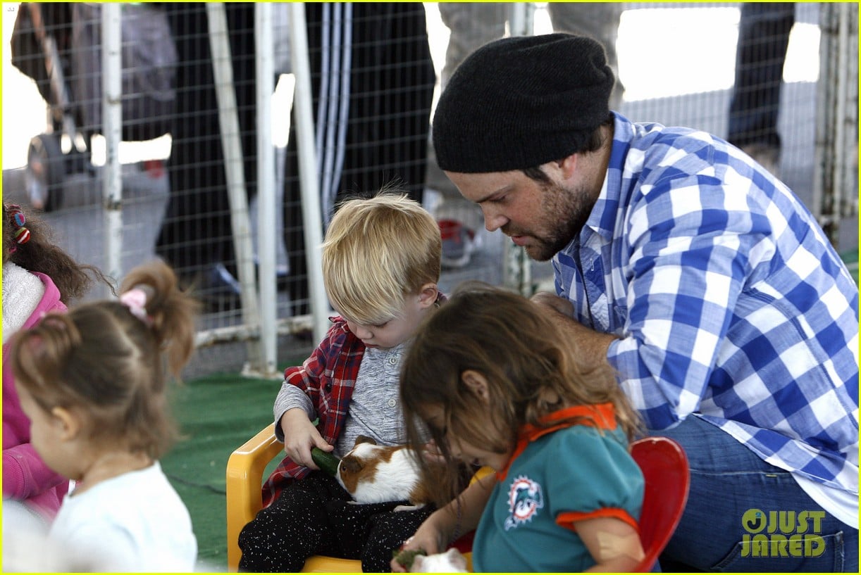 hilary duff mike comrie petting zoo with luca 15
