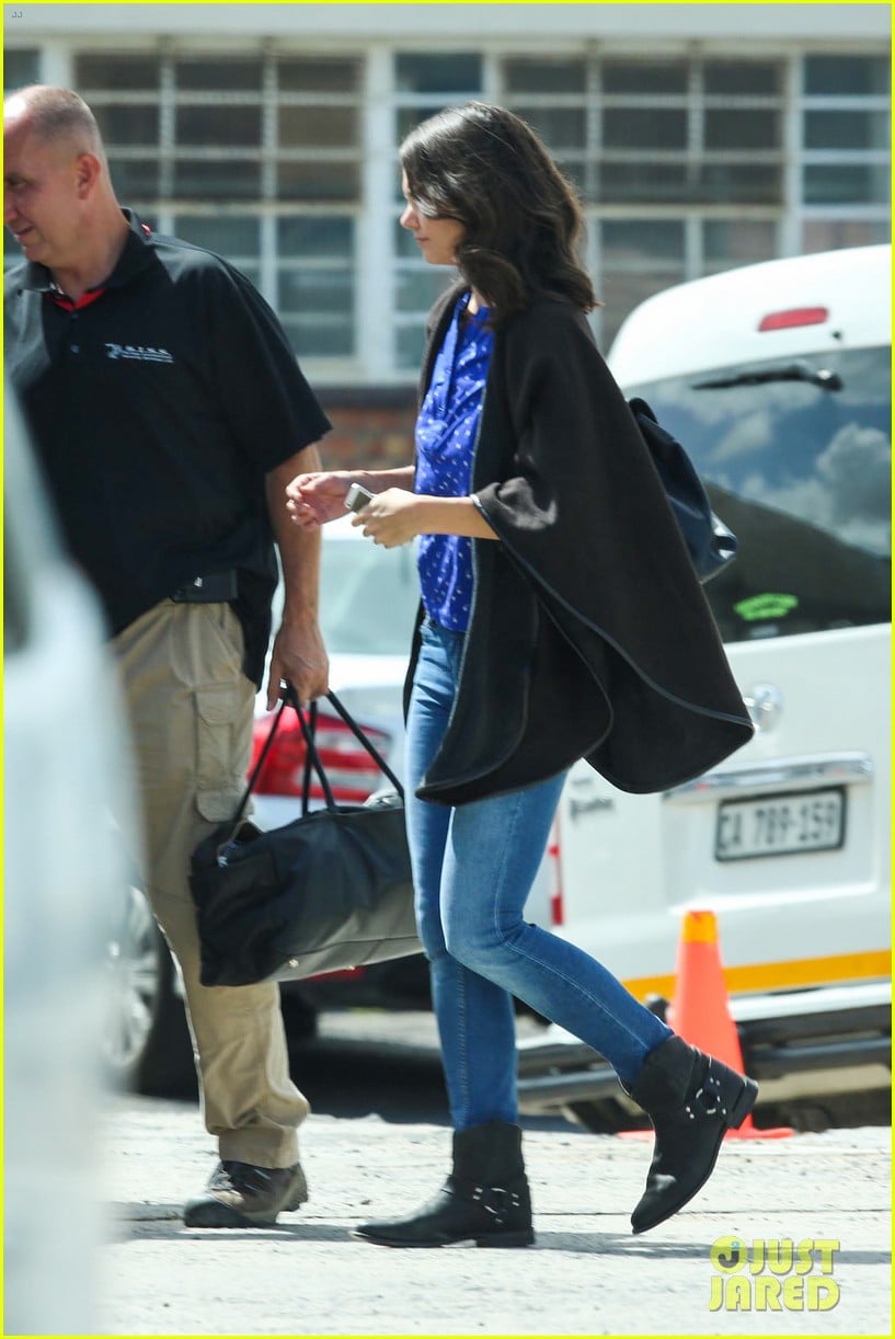 katie holmes heads home from cape town for thanksgiving 103000976