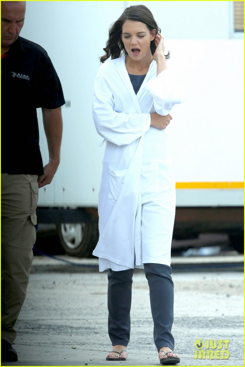 katie holmes leaves giver make up hair trailer looking gorgeous 082997408