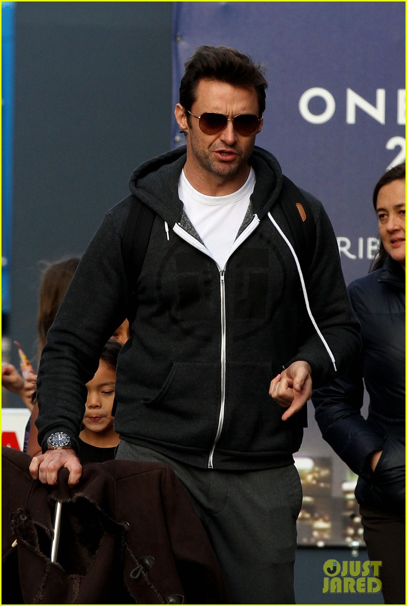 hugh jackman steps out with familly after wolverine news 01