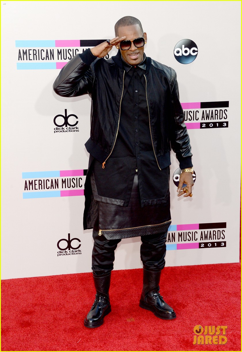 R. Kelly Smokes Cigar on AMAs 2013 Red Carpet: Photo 2999428 | Photos ...