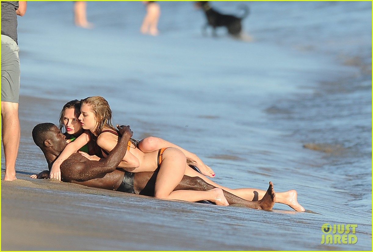 heidi klum films commercial at beach lets models get undressed instead 04