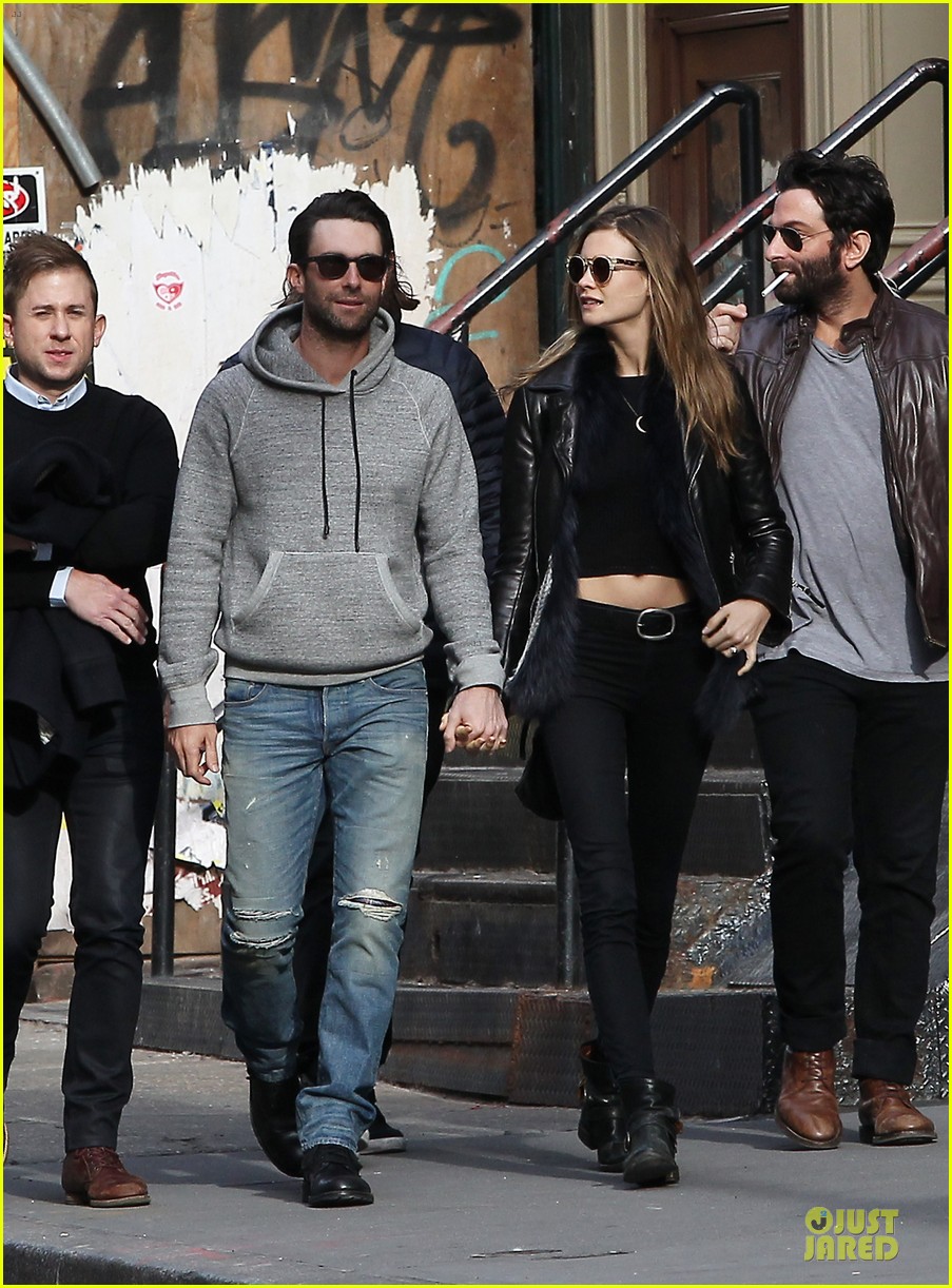 adam levine behati prinsloo hold hands for apartment hunting 012993654