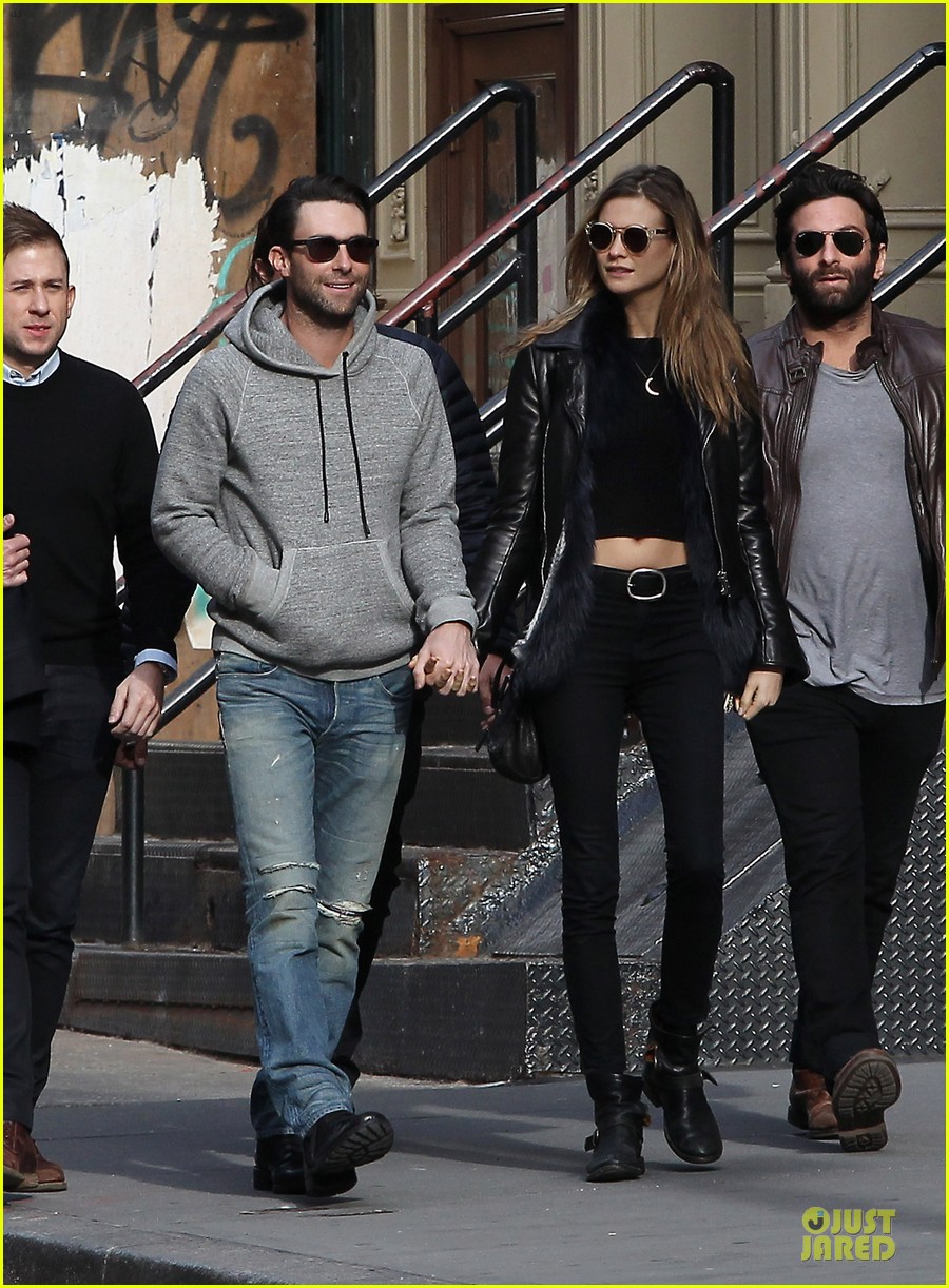 adam levine behati prinsloo hold hands for apartment hunting 03