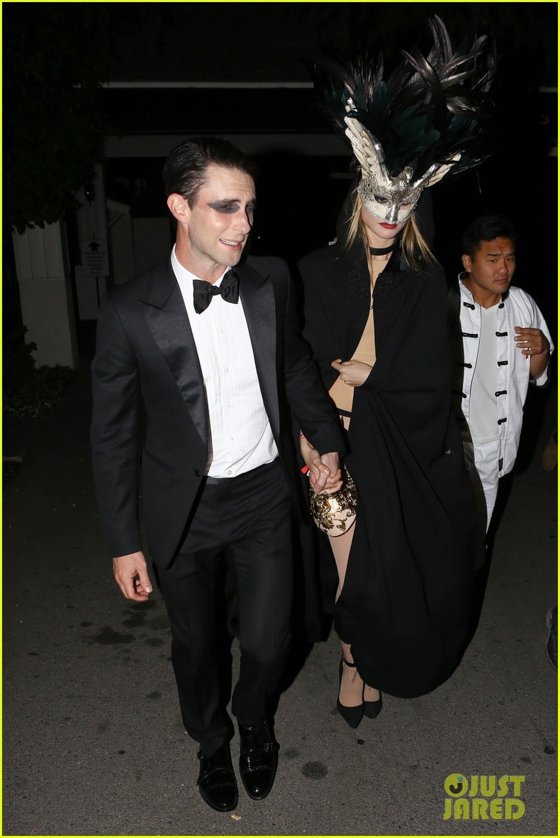 adam levine behati hold hands after hosting halloween party 06