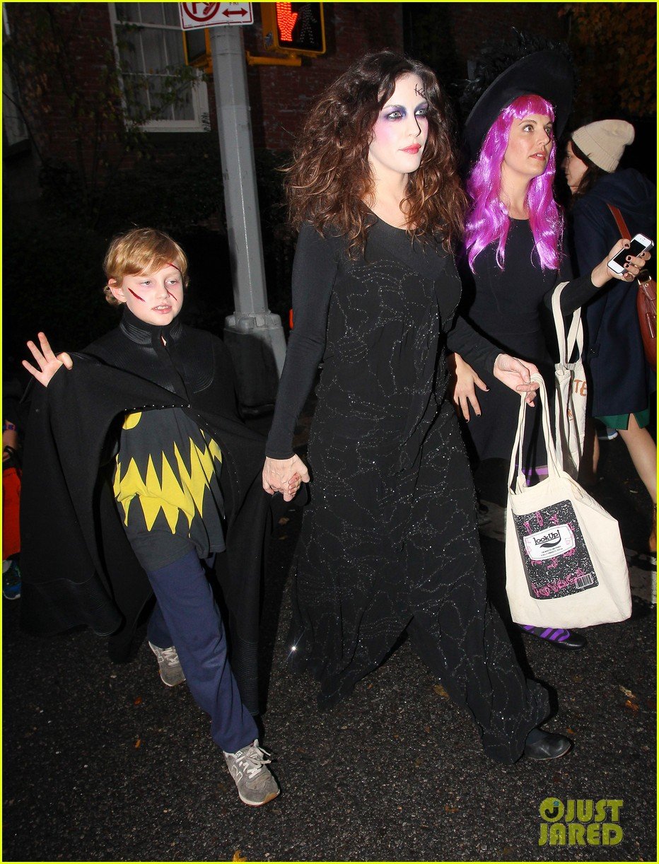 liv tyler trick or treats with milo on halloween 01