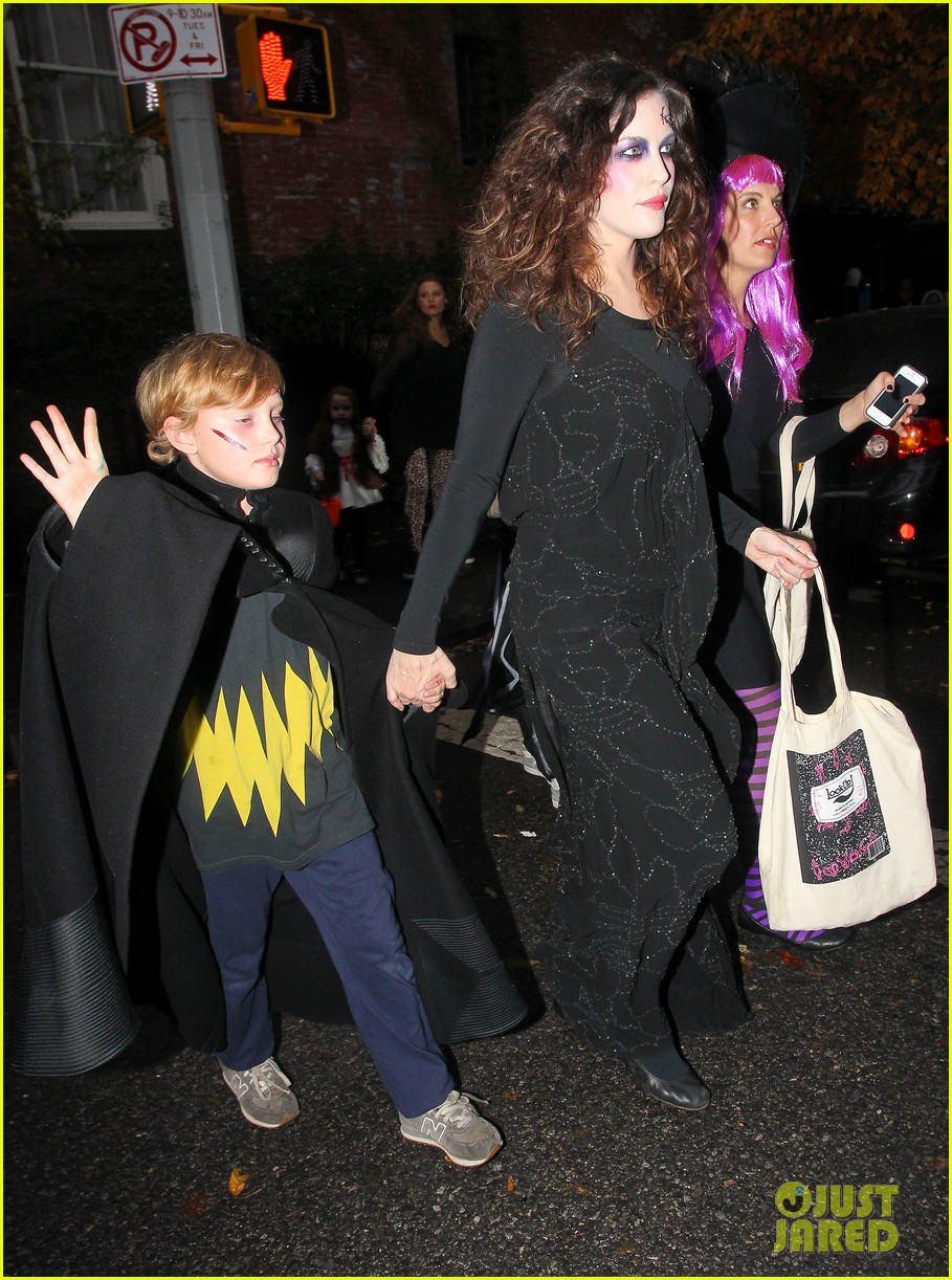 liv tyler trick or treats with milo on halloween 032984255