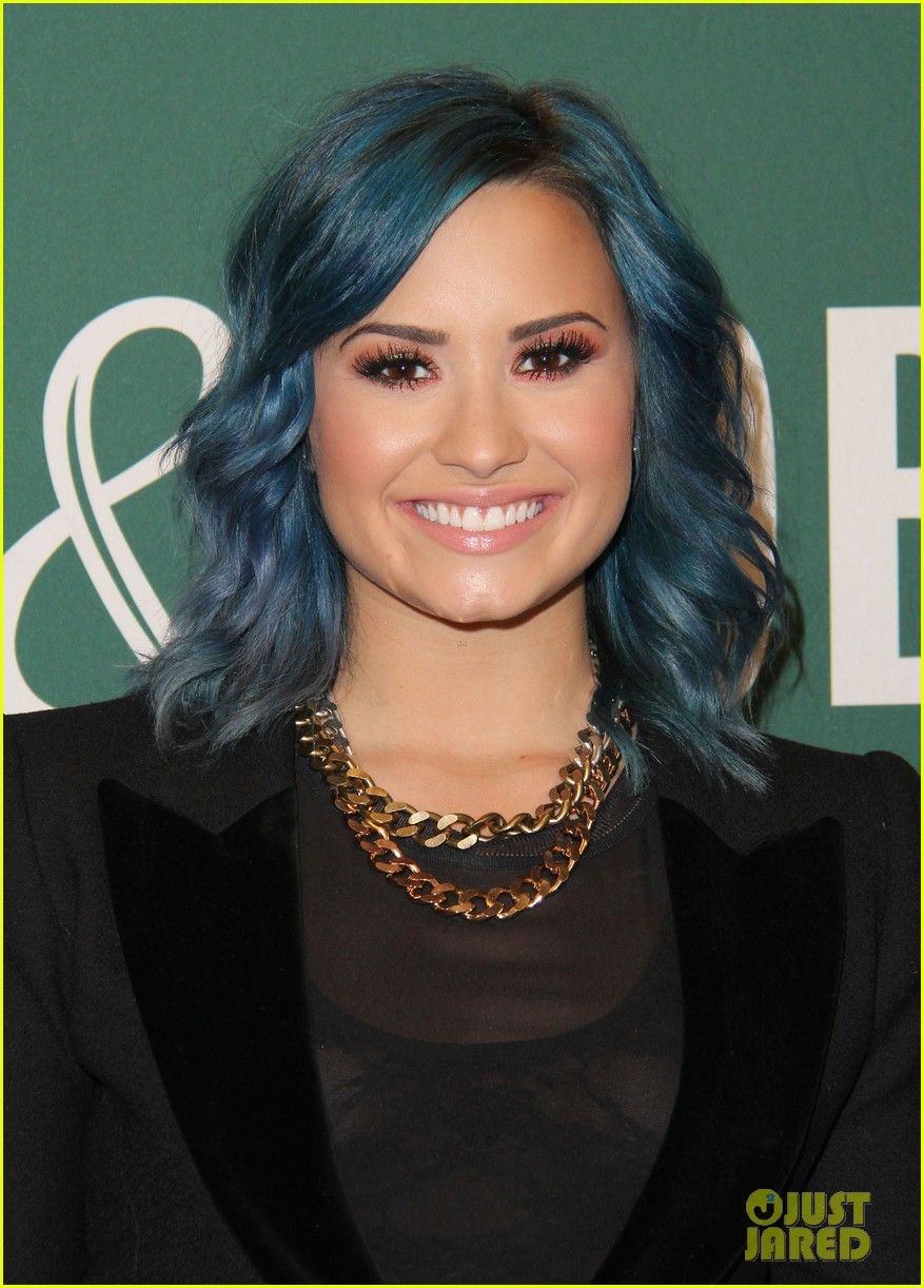 demi lovato stay strong book signing 08