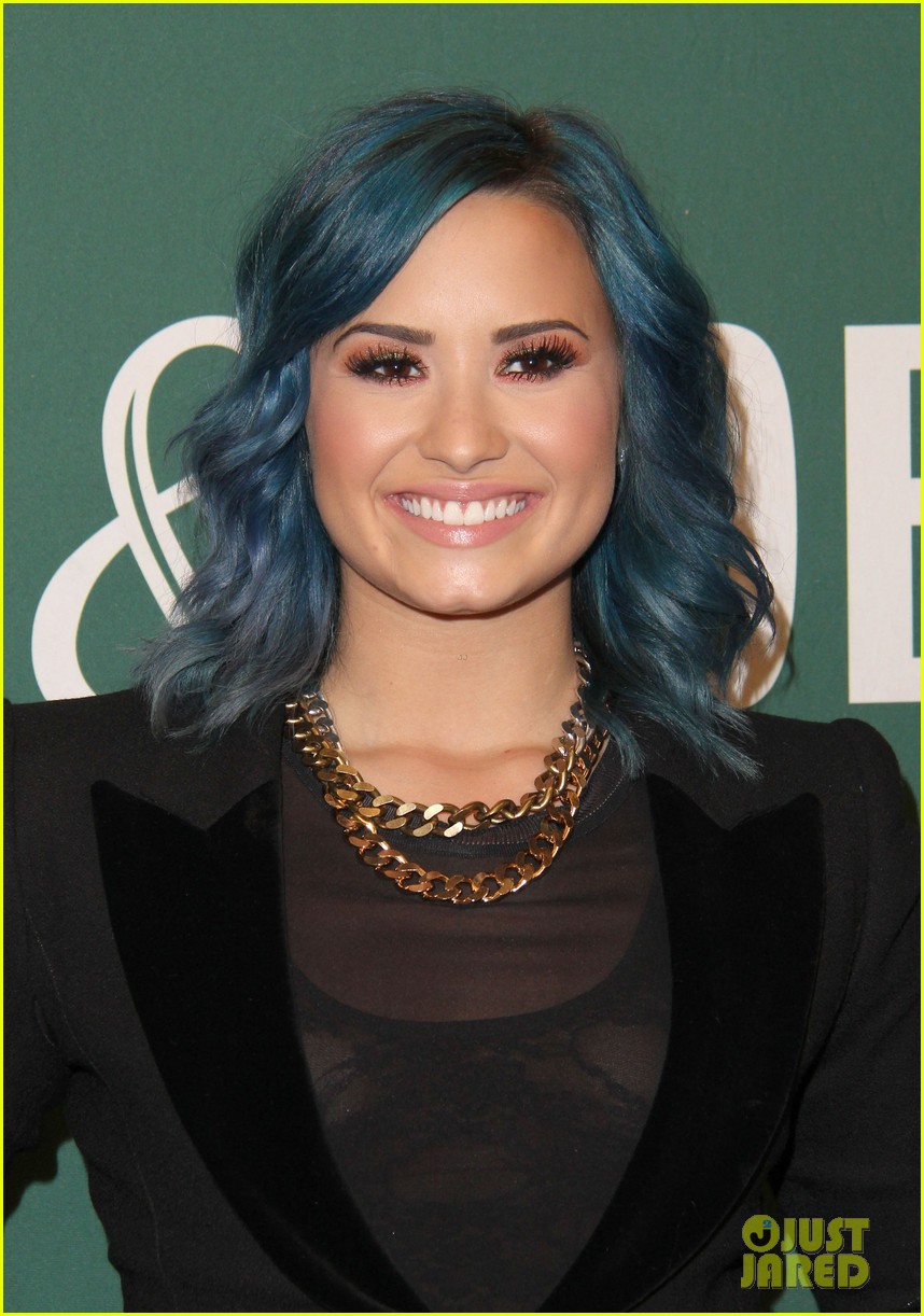 demi lovato stay strong book signing 09