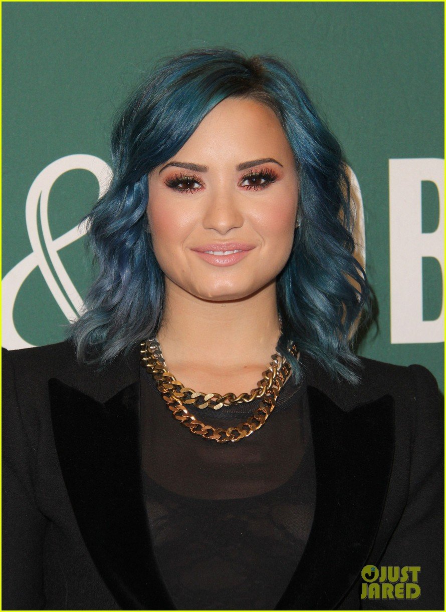 demi lovato stay strong book signing 10