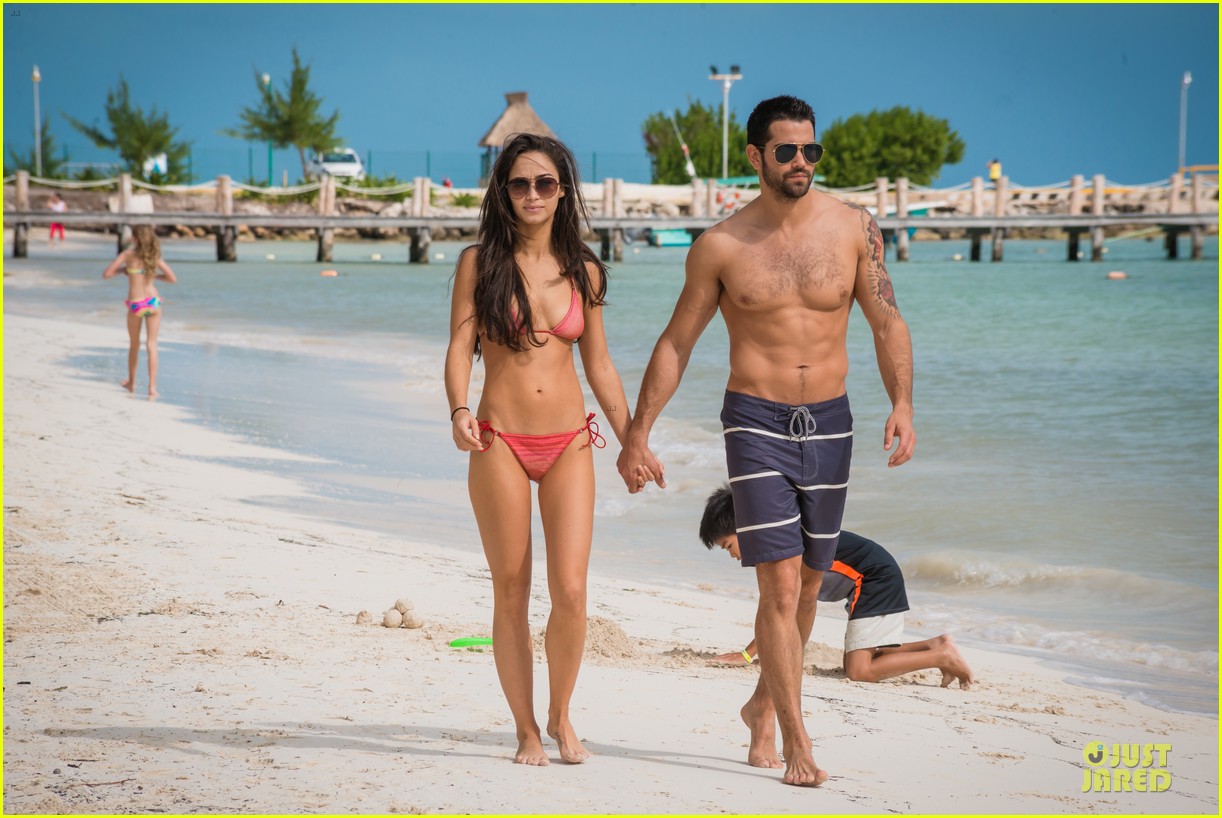 shirtless jesse metcalfe bikini clad cara santana hold hands on cancun vacation 033002316